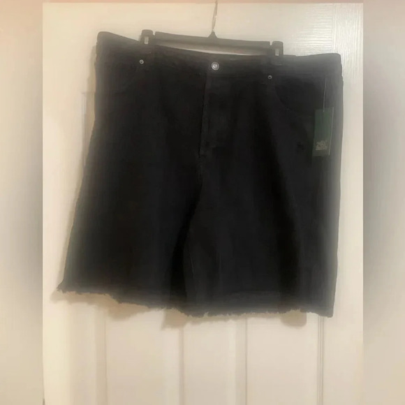 NWT-Plus Size Wild Fable Black Denim Distressed Shorts. Size 18/34 waist. - Picture 3 of 11